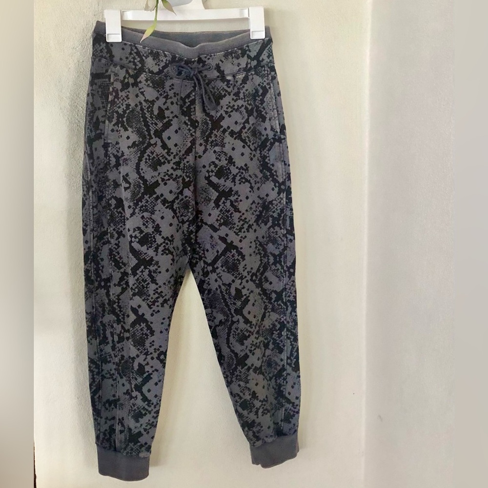 JoyLab Black and Gray drawstring waist Patterned Joggers in excellent condition